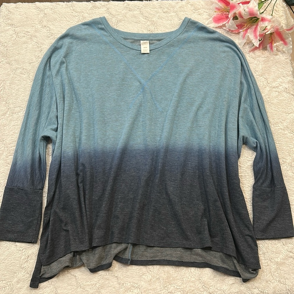 LIVI Active - Light to Navy Blue Ombre Batwing Dolman Slub Top, Size 22/24